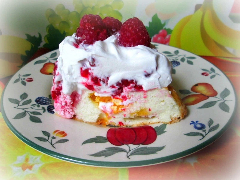 Tarta białkowa na bezach z malinami