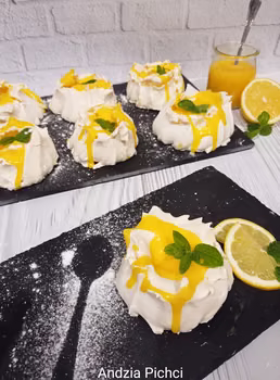 Mini beza Pavlova z kremem cytrynowym ( lemon curd )