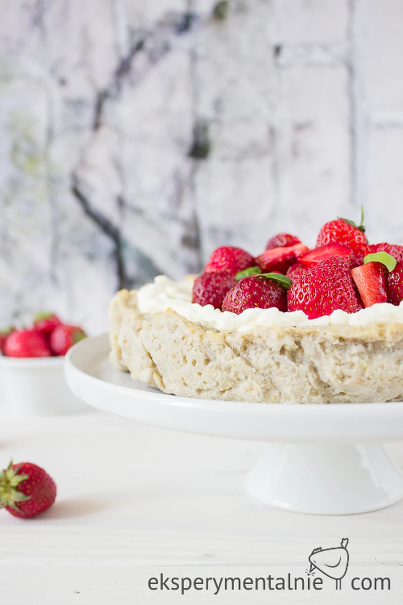 Bezglutenowa tarta jaglana z truskawkami i mascarpone