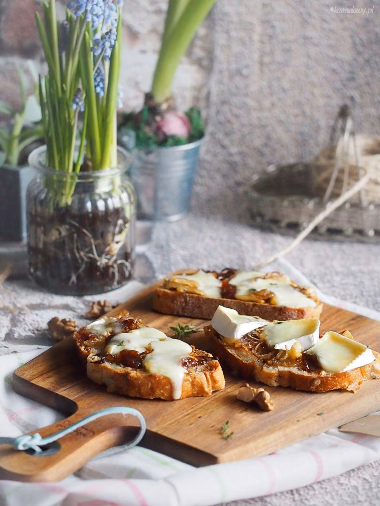 Tosty z karmelizowaną cebulą, dżemem i brie