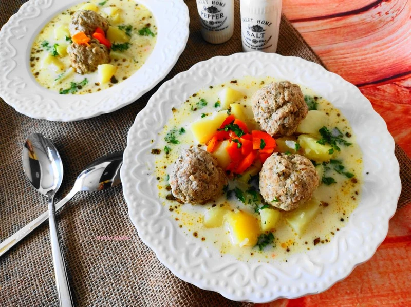 Zupa klopsowa zabielana.