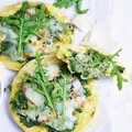 Pizza na podpłomyku z pesto z rukoli