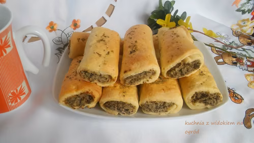 Paszteciki drożdżowe z mięsem. Najlepszy przepis na szybkie ciasto bez wyrastania.