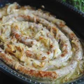 Biała kiełbasa pieczona z cebulą w sosie miodowo-musztardowym