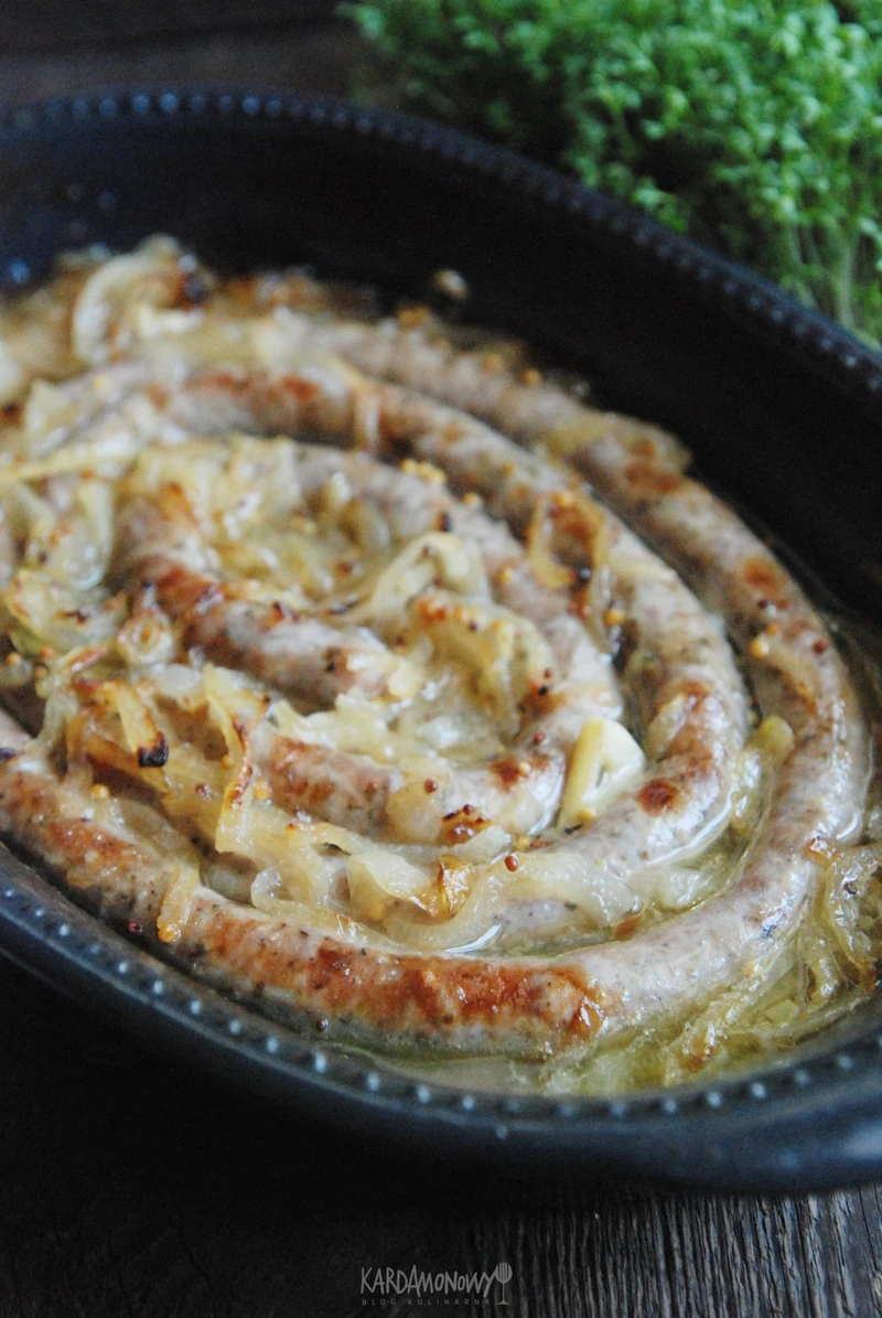 Biała kiełbasa pieczona z cebulą w sosie miodowo-musztardowym