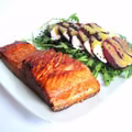 Grillowany łosoś w sosie teriyaki w towarzystwie buraczków na rukoli
