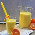 Koktajl: jogurt naturalny, kukurydza i czerwone pomarańcze