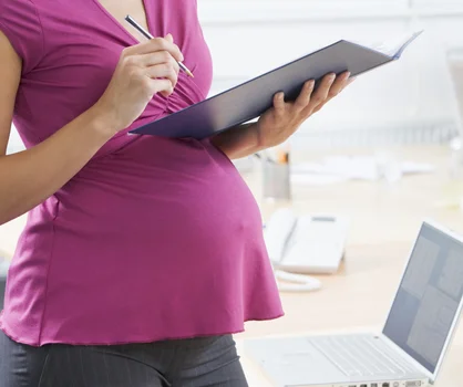 Pracujesz i spodziewasz się dziecka? Kiedy powiedzieć pracodawcy o ciąży?