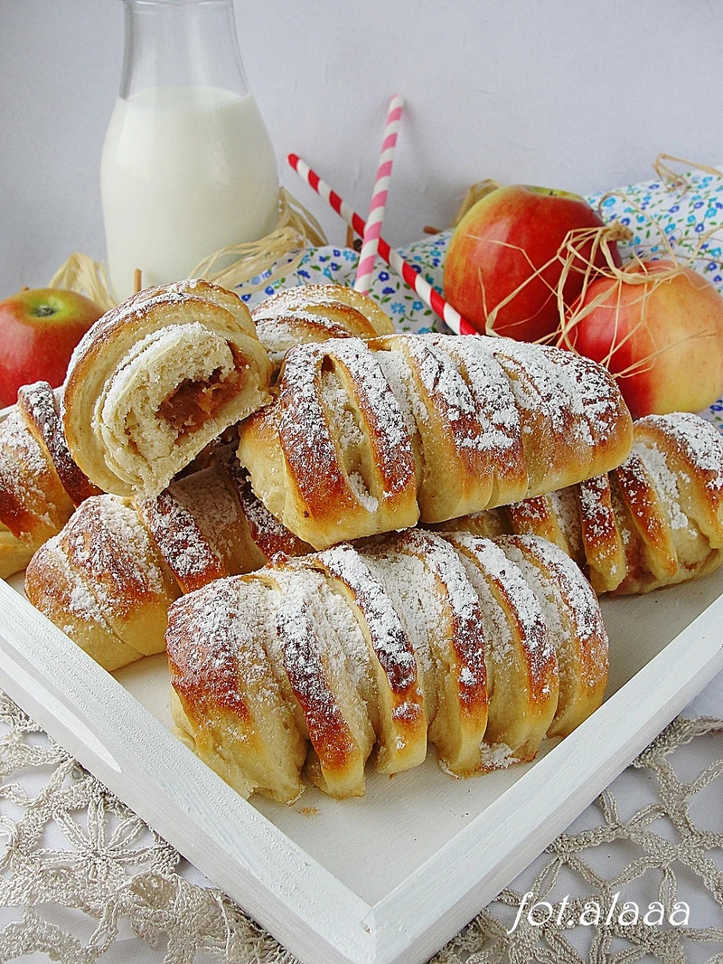 Drożdżówki z jabłkami