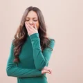 Śpisz długo, ale nadal jesteś zmęczona? Sprawdź poziom witamin z grupy B!