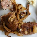 Pieczona biała kiełbasa z cebulą