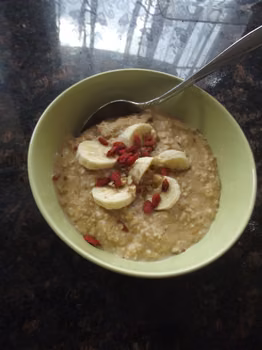 Owsianka bananowa z masłem orzechowym i jagodami goji