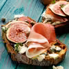 BRUSCHETTA Z FIGAMI, SEREM I SZYNKĄ PARMEŃSKĄ
