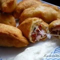 Pierożki z serem mozzarella, suszonymi pomidorami, oliwkami i szynką