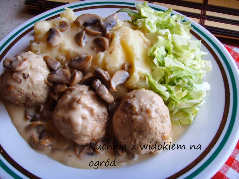 Pulpety z indyka w sosie pieczarkowo serkowym