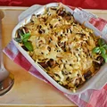 Zapiekanka makaronowa z kiełbasą i żółtym serem