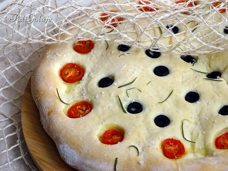 Focaccia z rozmarynem, pomidorkami i oliwkami