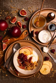 Jesienny deser: waniliowy jogurt z jabłkiem i orzechami