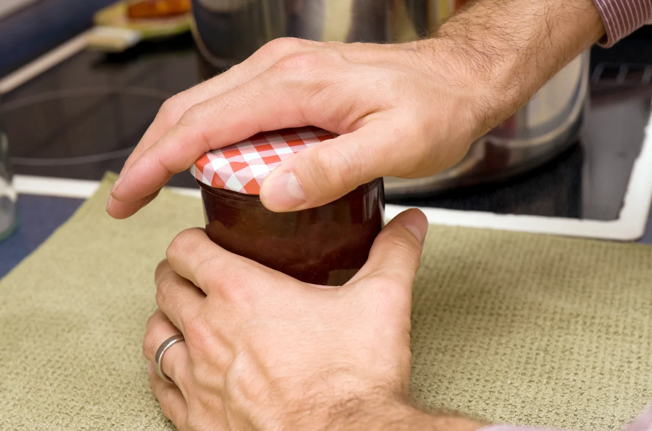 Zrób test nacisku na słoiku z przetworami! To prosty sposób, by uniknąć rozczarowań zimą