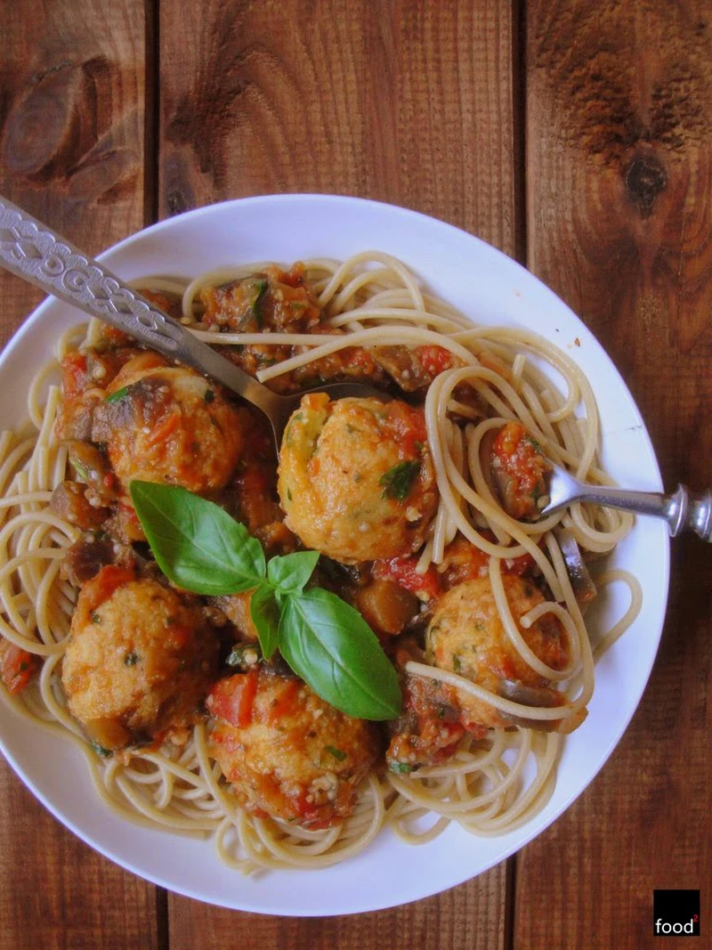 Spaghetti z pulpetami z kaszy jaglanej oraz sosem z bakłażana i pomidorów