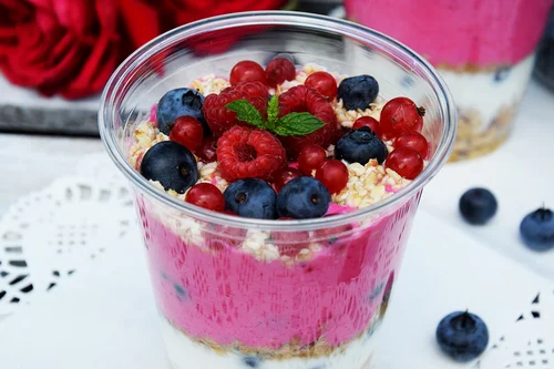 FIT LEKKI DESER JAGODOWY NA BAZIE JOGURTU NATURALNEGO