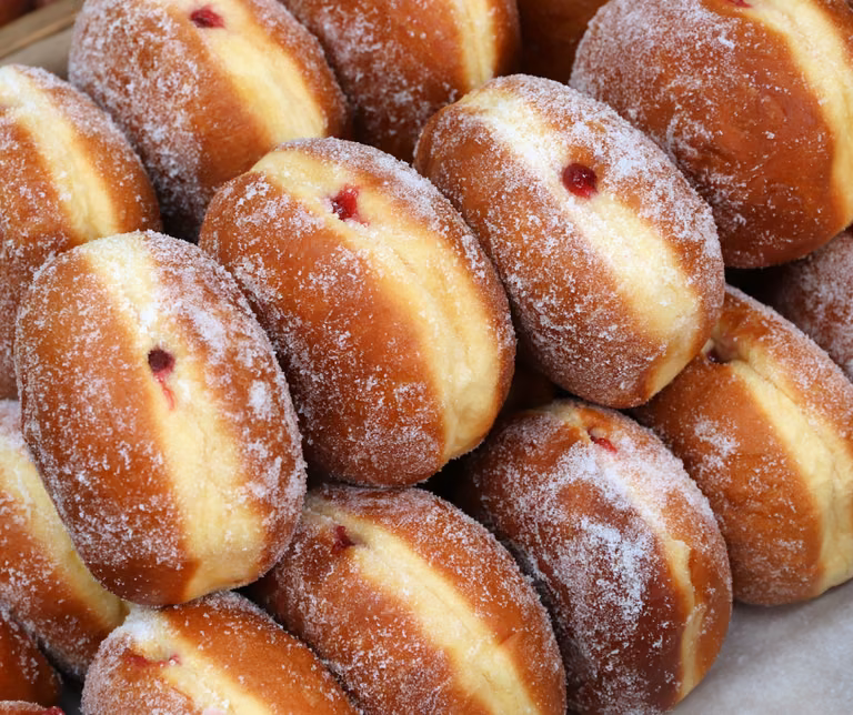 Tłusty Czwartek 2023 - kiedy wypada? Dlaczego jemy wtedy drożdżowe pączki?