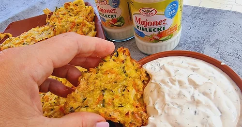 Warzywne placki pieczone z lekkim majonezowym sosem