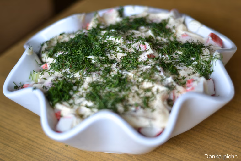 Sałatka z surimi, makaronem ryżowym i ogórkiem.