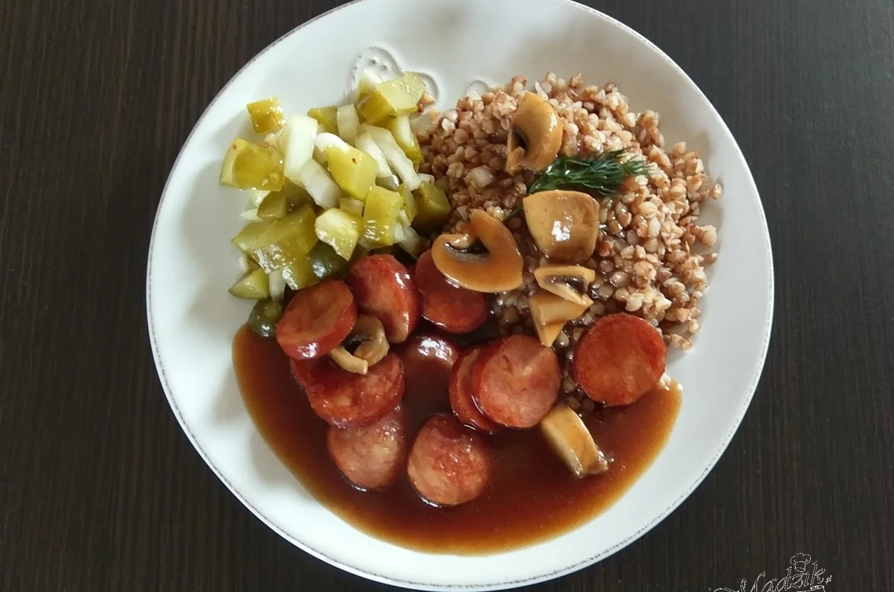 Szybki, tani, smaczny obiad – kiełbasa w sosie pieczeniowym z kaszą gryczaną
