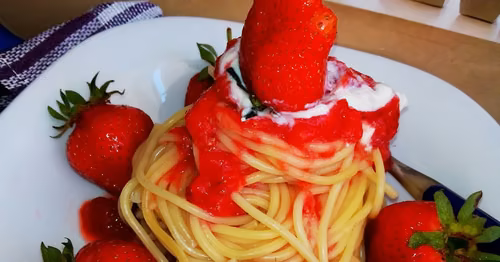 Wulkan truskawkowy z makaronem spaghetti