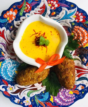Kibbeh z sosem szafranowym