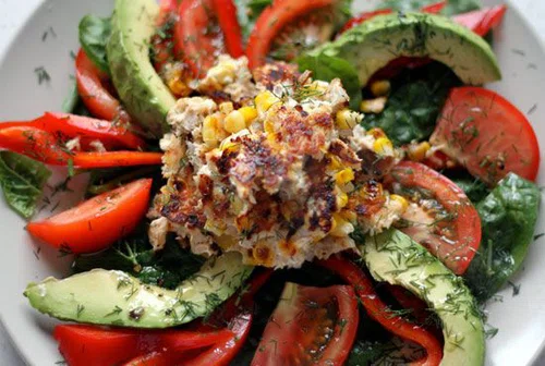 Sałatka z awokado, pomidorami i tuńczykiem