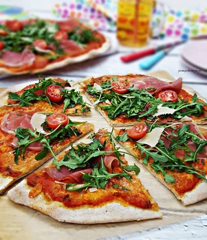 PIZZA Z SZYNKĄ PARMEŃSKĄ I RUKOLĄ