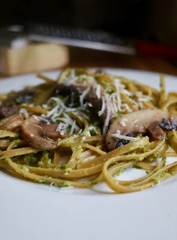 LINGUINI Z PESTO SZPINAKOWO-SZPARAGOWYM