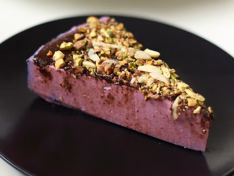 Sernik jagodowy z pistacjami