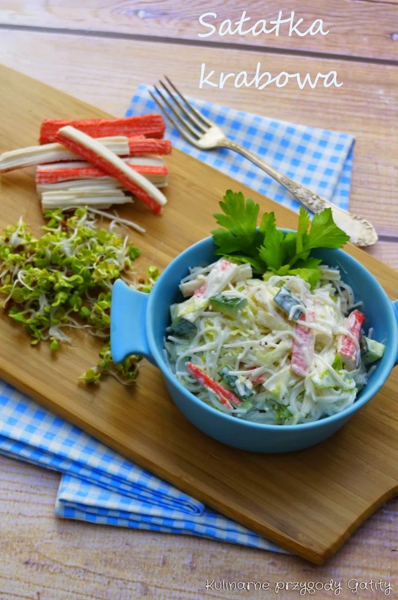 Sałatka  z makaronem ryżowym i surimi