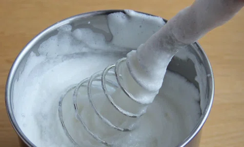 Dobra rada podczas ubijania piany z białek.