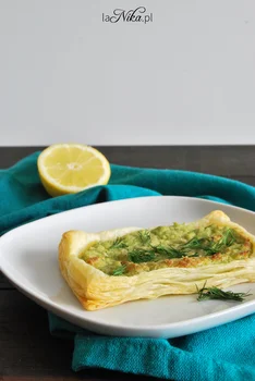 Ciasto francuskie z farszem z groszku, ryby i serka mascarpone