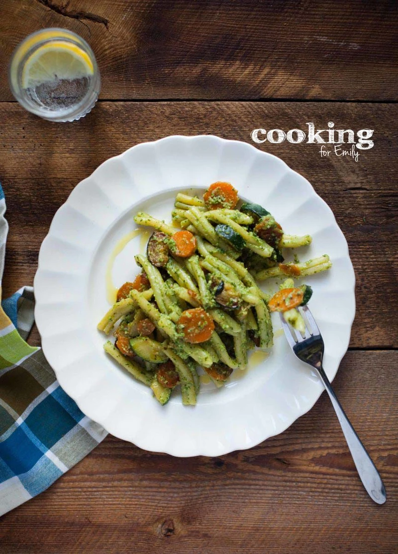 MAKARON Z CUKINIĄ I MARCHEWKĄ W PESTO MARCHEWKOWYM Z AVOCADO