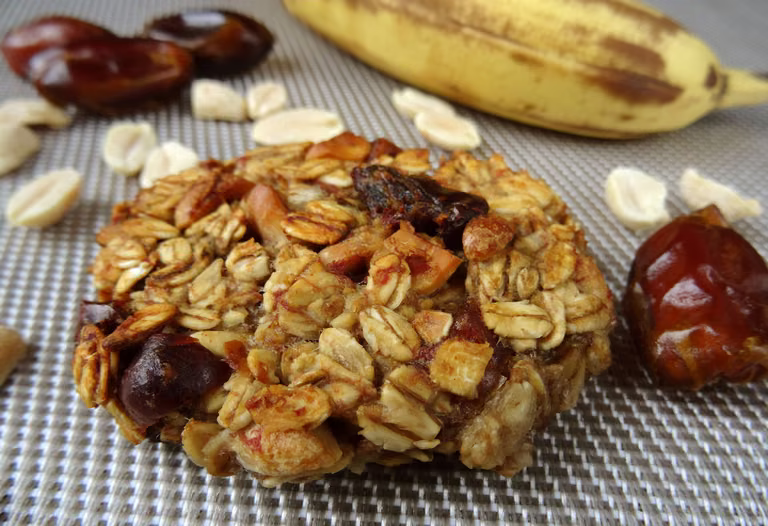 Bananowe ciasteczka owsiane z daktylami i orzeszkami ziemnymi