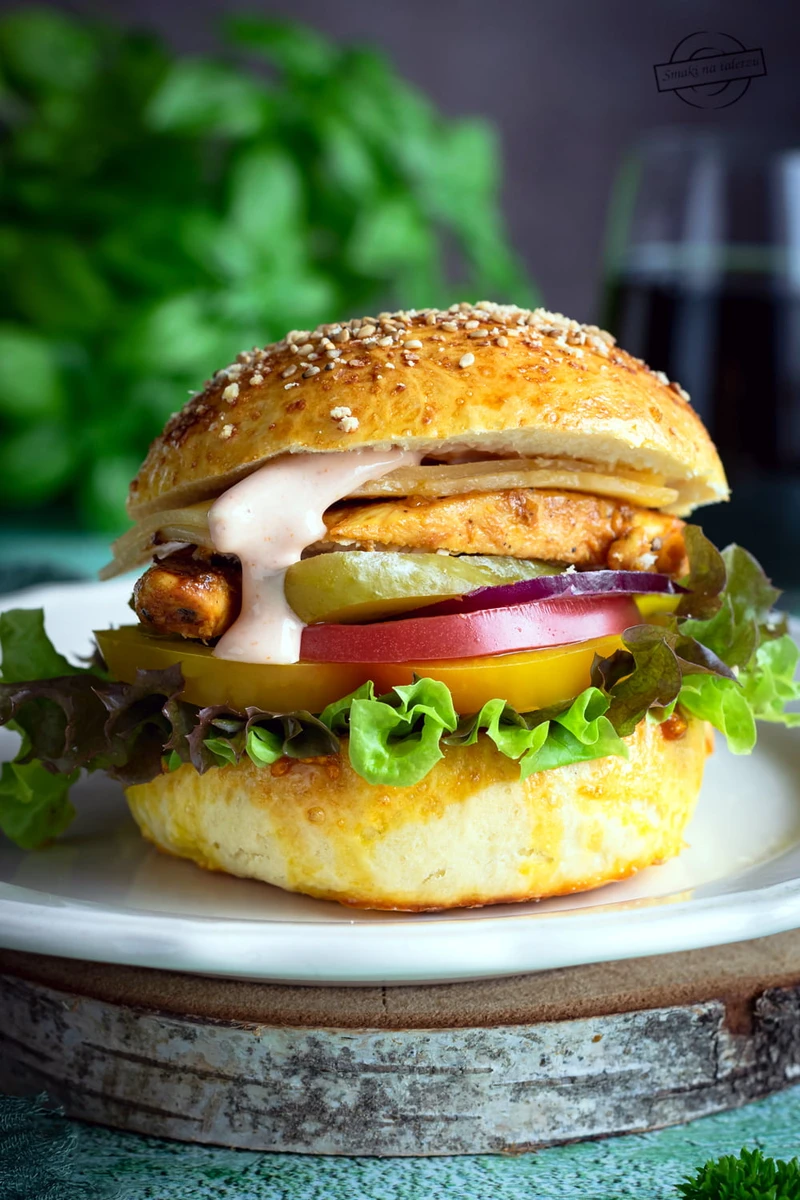 Burger z polędwiczką z kurczaka