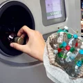 Polacy już zbierają butelki, by zgarnąć kaucję. System kaucyjny niemile ich zaskoczy