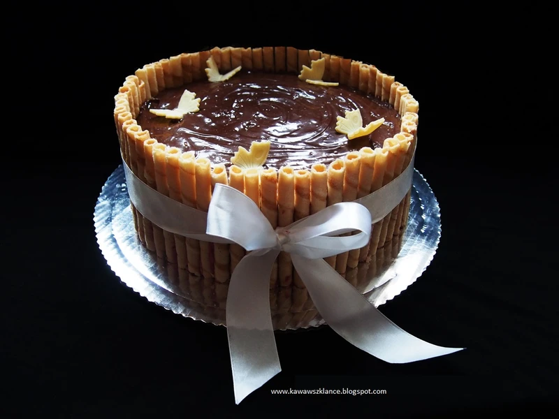Tort tiramisu z karmelowo czekoladową polewą
