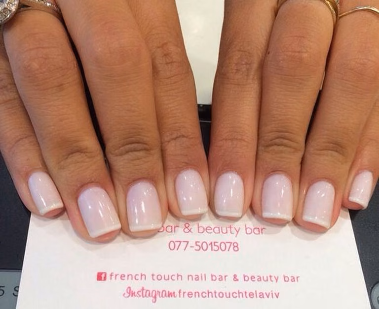 Francuski manicure na kwadratowych paznokciach