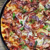 Pizza z boczkiem na sosie pomidorowo-śliwkowym