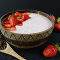 Truskawkowa smoothie bowl z siemieniem