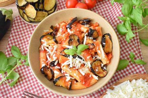 Makaron z bakłażanami w sosie pomidorowym - "Pasta alla norma"