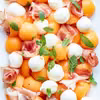 Letnia sałatka z melonem i prosciutto (6 składników)