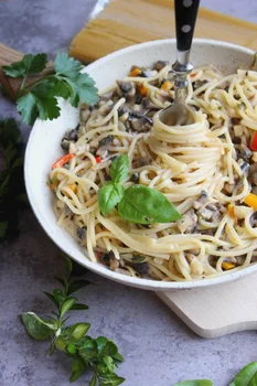 Spaghetti w śmietanowym sosie z papryką i pieczarkami