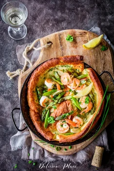 Wytrawny dutch baby z krewetkami i szparagami